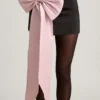 Carola Satin-Minirock mit Schleifendetail und niedriger Taille in Schwarz Carola Satin-Minirock mit Schleifendetail und niedriger Taille in Schwarz