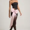 Carola Satin-Minirock mit Schleifendetail und niedriger Taille in Schwarz Carola Satin-Minirock mit Schleifendetail und niedriger Taille in Schwarz