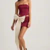 Carola Satin-Minirock mit Schleifenverzierung und niedriger Leibhöhe in Weinrot Carola Satin-Minirock mit Schleifenverzierung und niedriger Leibhöhe in Weinrot