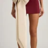 Carola Satin-Minirock mit Schleifenverzierung und niedriger Leibhöhe in Weinrot Carola Satin-Minirock mit Schleifenverzierung und niedriger Leibhöhe in Weinrot