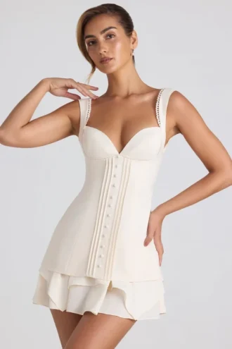 Cassandra Minikleid mit Rüschenbesatz und Knopfdetails in Elfenbein