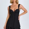 Cassandra Minikleid mit Rüschenbesatz und Knopfdetails in Schwarz Cassandra Minikleid mit Rüschenbesatz und Knopfdetails in Schwarz