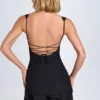 Cassandra Minikleid mit Rüschenbesatz und Knopfdetails in Schwarz Cassandra Minikleid mit Rüschenbesatz und Knopfdetails in Schwarz