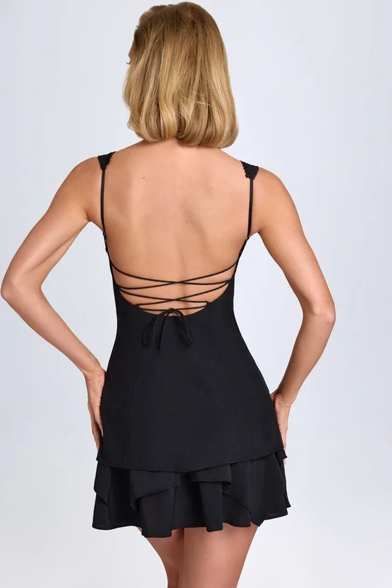 Cassandra Minikleid mit Rüschenbesatz und Knopfdetails in Schwarz Cassandra Minikleid mit Rüschenbesatz und Knopfdetails in Schwarz