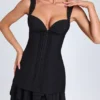 Cassandra Minikleid mit Rüschenbesatz und Knopfdetails in Schwarz Cassandra Minikleid mit Rüschenbesatz und Knopfdetails in Schwarz