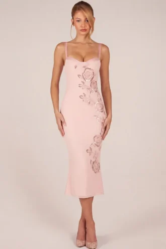 Cherelle Verziertes Midaxi-Kleid mit Peekaboo-Effekt und ausgestellter Säume in Rosa