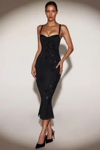 Cherelle verziertes Midaxi-Kleid mit Peekaboo-Effekt und ausgestellter Säume in Schwarz