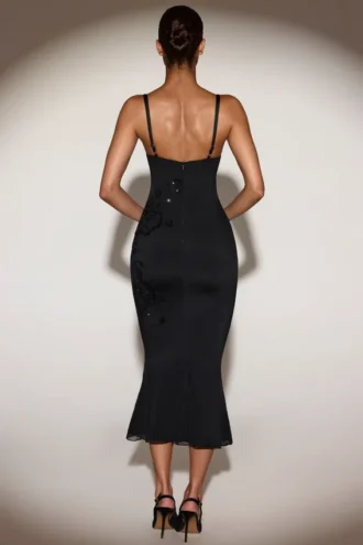 Cherelle verziertes Midaxi-Kleid mit Peekaboo-Effekt und ausgestellter Säume in Schwarz