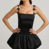 Cirilla Minikleid mit Rüschen und Schleife am Bubble-Saum in Schwarz Cirilla Minikleid mit Rüschen und Schleife am Bubble-Saum in Schwarz