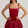 Cirilla Minikleid mit Schleifenverzierung und gerafftem Bubble-Saum in True Red