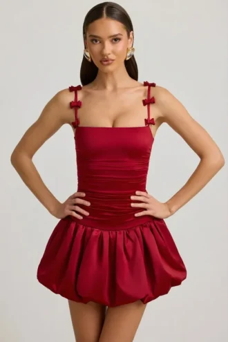 Cirilla Minikleid mit Schleifenverzierung und gerafftem Bubble-Saum in True Red