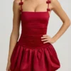 Cirilla Minikleid mit Schleifenverzierung und gerafftem Bubble-Saum in True Red