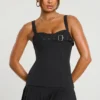 Clover Minikleid aus gebürstetem Twill mit tiefem Taillenbund in Schwarz