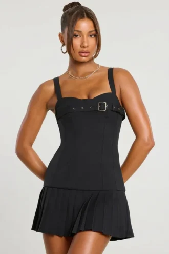 Clover Minikleid aus gebürstetem Twill mit tiefem Taillenbund in Schwarz