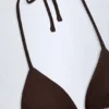 Comoros Triangel-Bikinioberteil mit Charm-Detail in Dark Chocolate Comoros Triangel-Bikinioberteil mit Charm-Detail in Dark Chocolate