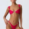 Coquina Bikini-Oberteil mit Verzierungen in Himbeerrosa Coquina Bikini-Oberteil mit Verzierungen in Himbeerrosa