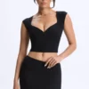 Cora Modal-Oberteil mit Rüschen und Flügelärmeln in Schwarz Cora Modal-Oberteil mit Rüschen und Flügelärmeln in Schwarz