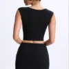 Cora Modal-Oberteil mit Rüschen und Flügelärmeln in Schwarz Cora Modal-Oberteil mit Rüschen und Flügelärmeln in Schwarz