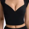 Cora Modal-Oberteil mit Rüschen und Flügelärmeln in Schwarz Cora Modal-Oberteil mit Rüschen und Flügelärmeln in Schwarz