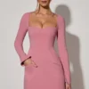 Corinne Minikleid mit Herzausschnitt, langen Ärmeln und A-Linien-Schnitt in Altrosa Corinne Minikleid mit Herzausschnitt, langen Ärmeln und A-Linien-Schnitt in Altrosa
