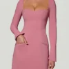 Corinne Minikleid mit Herzausschnitt, langen Ärmeln und A-Linien-Schnitt in Altrosa Corinne Minikleid mit Herzausschnitt, langen Ärmeln und A-Linien-Schnitt in Altrosa