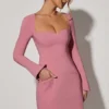 Corinne Minikleid mit Herzausschnitt, langen Ärmeln und A-Linien-Schnitt in Altrosa Corinne Minikleid mit Herzausschnitt, langen Ärmeln und A-Linien-Schnitt in Altrosa