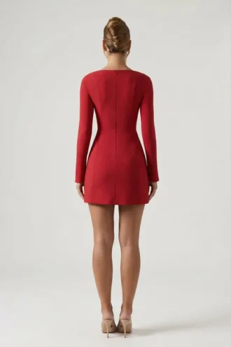 Corinne Minikleid mit Herzausschnitt, langen Ärmeln und A-Linien-Schnitt in Rot