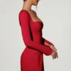 Corinne Minikleid mit Herzausschnitt, langen Ärmeln und A-Linien-Schnitt in Rot Corinne Minikleid mit Herzausschnitt, langen Ärmeln und A-Linien-Schnitt in Rot