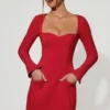 Corinne Minikleid mit Herzausschnitt, langen Ärmeln und A-Linien-Schnitt in Rot Corinne Minikleid mit Herzausschnitt, langen Ärmeln und A-Linien-Schnitt in Rot