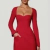 Corinne Minikleid mit Herzausschnitt, langen Ärmeln und A-Linien-Schnitt in Rot Corinne Minikleid mit Herzausschnitt, langen Ärmeln und A-Linien-Schnitt in Rot
