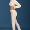 Cremefarbene, ausgestellte Hose mit Umschlag und Zopfmuster Cremefarbene, ausgestellte Hose mit Umschlag und Zopfmuster