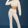 Cremefarbene, ausgestellte Hose mit Umschlag und Zopfmuster Cremefarbene, ausgestellte Hose mit Umschlag und Zopfmuster