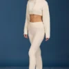 Cremefarbene, ausgestellte Hose mit Umschlag und Zopfmuster Cremefarbene, ausgestellte Hose mit Umschlag und Zopfmuster