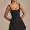 Cressida Minikleid in A-Linie mit Plissee und Schleifendetail in Schwarz Cressida Minikleid in A-Linie mit Plissee und Schleifendetail in Schwarz