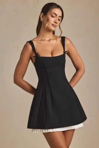 Cressida Minikleid in A-Linie mit Plissee und Schleifendetail in Schwarz