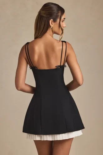 Cressida Minikleid in A-Linie mit Plissee und Schleifendetail in Schwarz