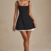 Cressida Minikleid in A-Linie mit Plissee und Schleifendetail in Schwarz Cressida Minikleid in A-Linie mit Plissee und Schleifendetail in Schwarz