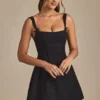 Cressida Minikleid in A-Linie mit Plissee und Schleifendetail in Schwarz Cressida Minikleid in A-Linie mit Plissee und Schleifendetail in Schwarz