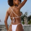 Crinkle Bademode Triangel-Bikini-Oberteil mit Neckholder in Weiß Crinkle Bademode Triangel-Bikini-Oberteil mit Neckholder in Weiß
