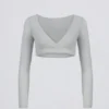 Crop-Top aus gebürstetem Jersey mit V-Ausschnitt in Nebelgrau Crop-Top aus gebürstetem Jersey mit V-Ausschnitt in Nebelgrau