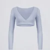 Crop-Top aus gebürstetem Jersey mit V-Ausschnitt in Soft Blue Crop-Top aus gebürstetem Jersey mit V-Ausschnitt in Soft Blue