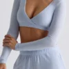 Crop-Top aus gebürstetem Jersey mit V-Ausschnitt in Soft Blue Crop-Top aus gebürstetem Jersey mit V-Ausschnitt in Soft Blue