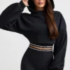 Cropped-Hoodie aus Stretch-Baumwollfleece in Schwarz Cropped-Hoodie aus Stretch-Baumwollfleece in Schwarz
