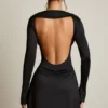 Darana Minikleid mit offenem Rücken und drapiertem A-Linien-Schnitt in Schwarz Darana Minikleid mit offenem Rücken und drapiertem A-Linien-Schnitt in Schwarz
