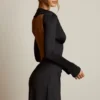 Darana Minikleid mit offenem Rücken und drapiertem A-Linien-Schnitt in Schwarz Darana Minikleid mit offenem Rücken und drapiertem A-Linien-Schnitt in Schwarz