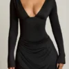 Darana Minikleid mit offenem Rücken und drapiertem A-Linien-Schnitt in Schwarz Darana Minikleid mit offenem Rücken und drapiertem A-Linien-Schnitt in Schwarz