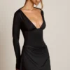 Darana Minikleid mit offenem Rücken und drapiertem A-Linien-Schnitt in Schwarz Darana Minikleid mit offenem Rücken und drapiertem A-Linien-Schnitt in Schwarz