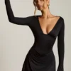 Darana Minikleid mit offenem Rücken und drapiertem A-Linien-Schnitt in Schwarz Darana Minikleid mit offenem Rücken und drapiertem A-Linien-Schnitt in Schwarz