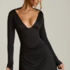 Darana Minikleid mit offenem Rücken und drapiertem A-Linien-Schnitt in Schwarz Darana Minikleid mit offenem Rücken und drapiertem A-Linien-Schnitt in Schwarz