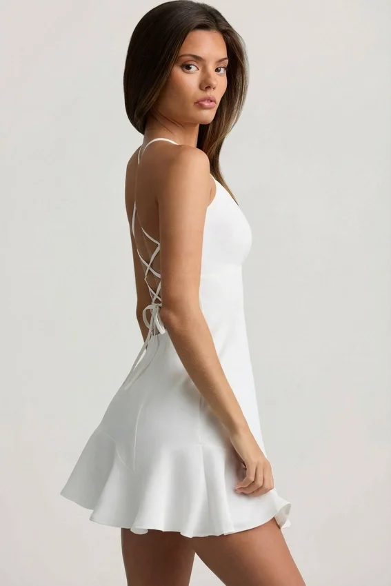 Daria Minikleid mit Schnürung und tiefem Taillenbund in Weiß Daria Minikleid mit Schnürung und tiefem Taillenbund in Weiß